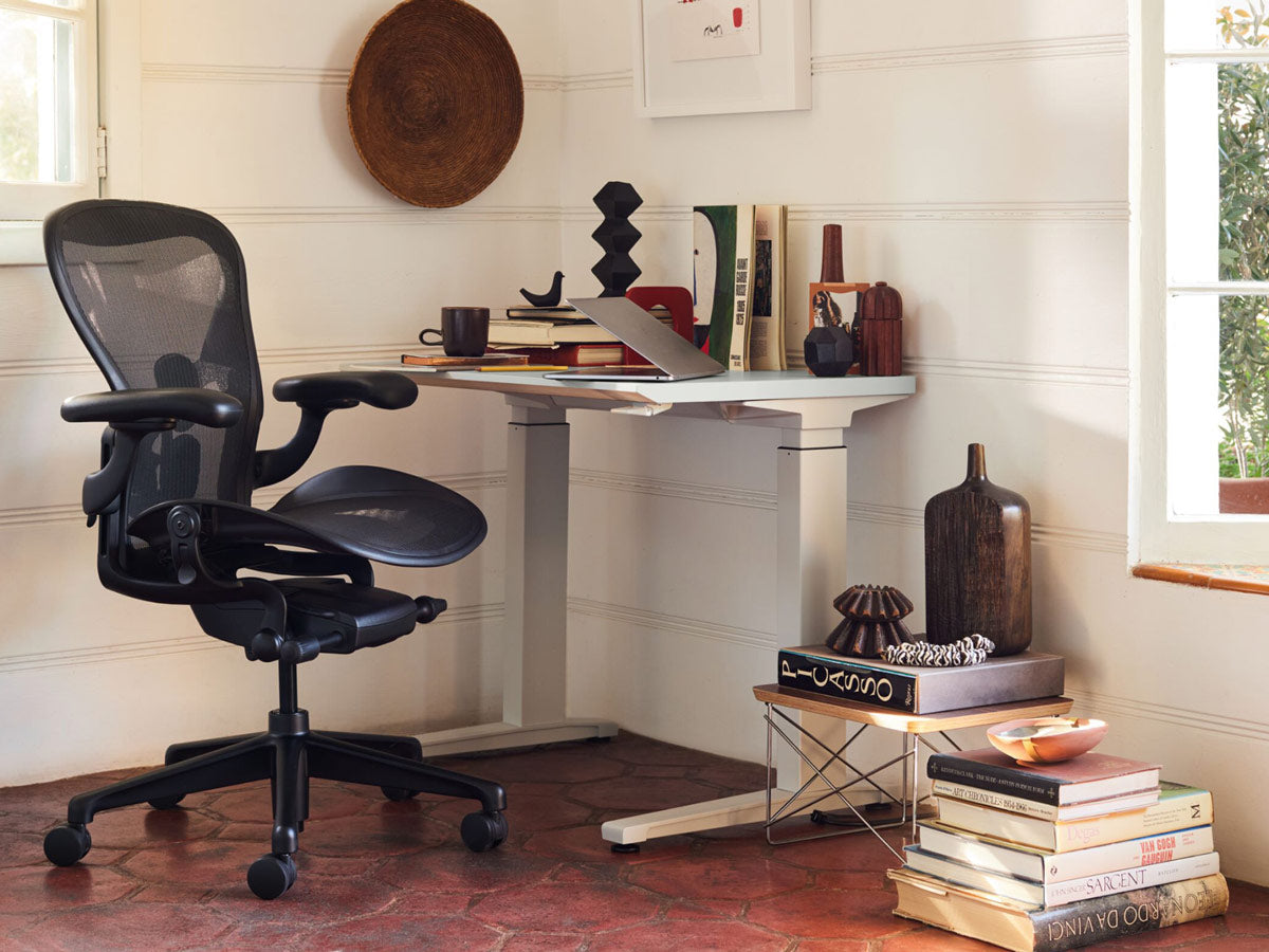 Gama Aeron de Herman Miller en grafito, blanco mineral y negro ónix, cada uno en un ángulo diferente.