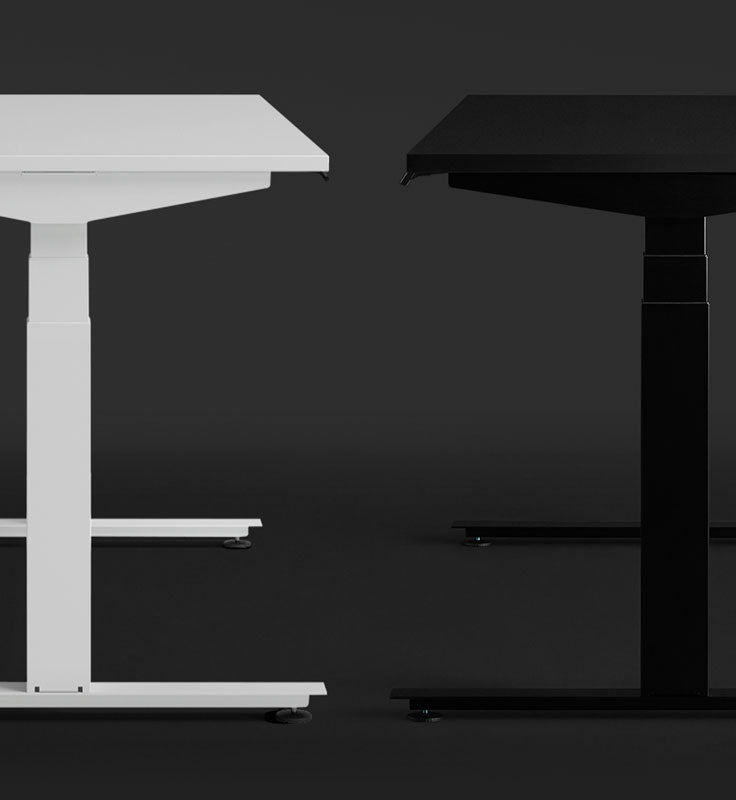 Un escritorio de juego Nevi blanco y negro de Herman Miller se muestran lado a lado, destacando las diferentes opciones de color y superficie.