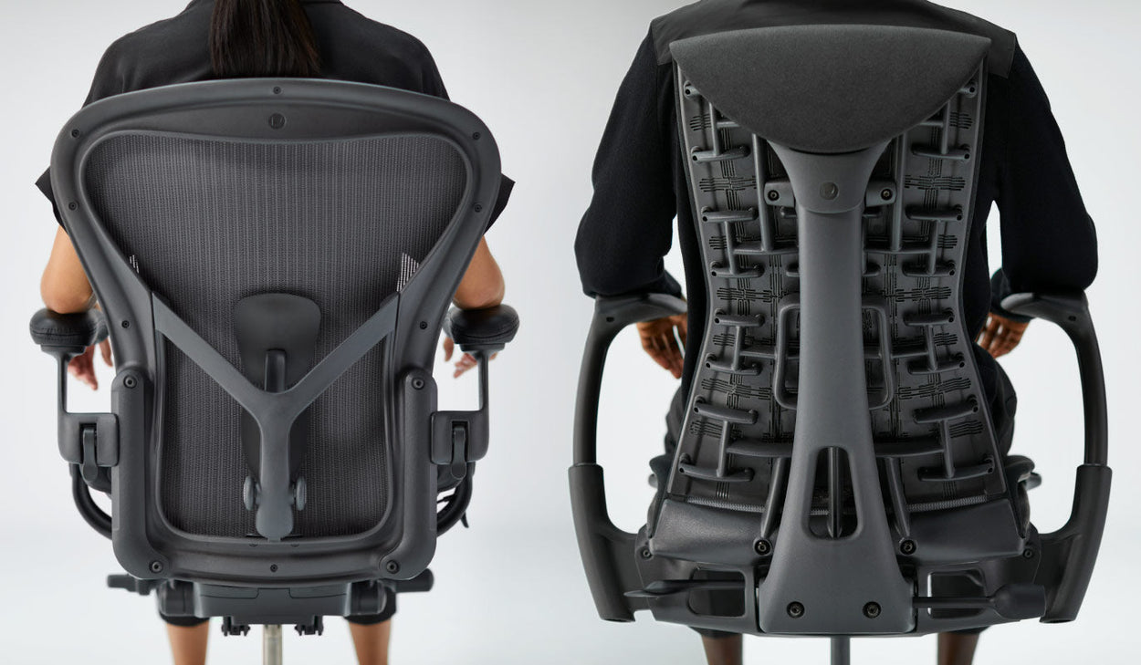 Imagen trasera en primer plano de personas sentadas con la espalda recta en una silla de oficina Aeron en grafito y una silla de oficina Embody en negro