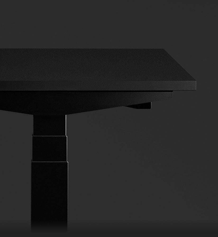 Vista lateral en primer plano de un escritorio para juegos Nevi negro de Herman Miller, que muestra la función de gestión de cables.