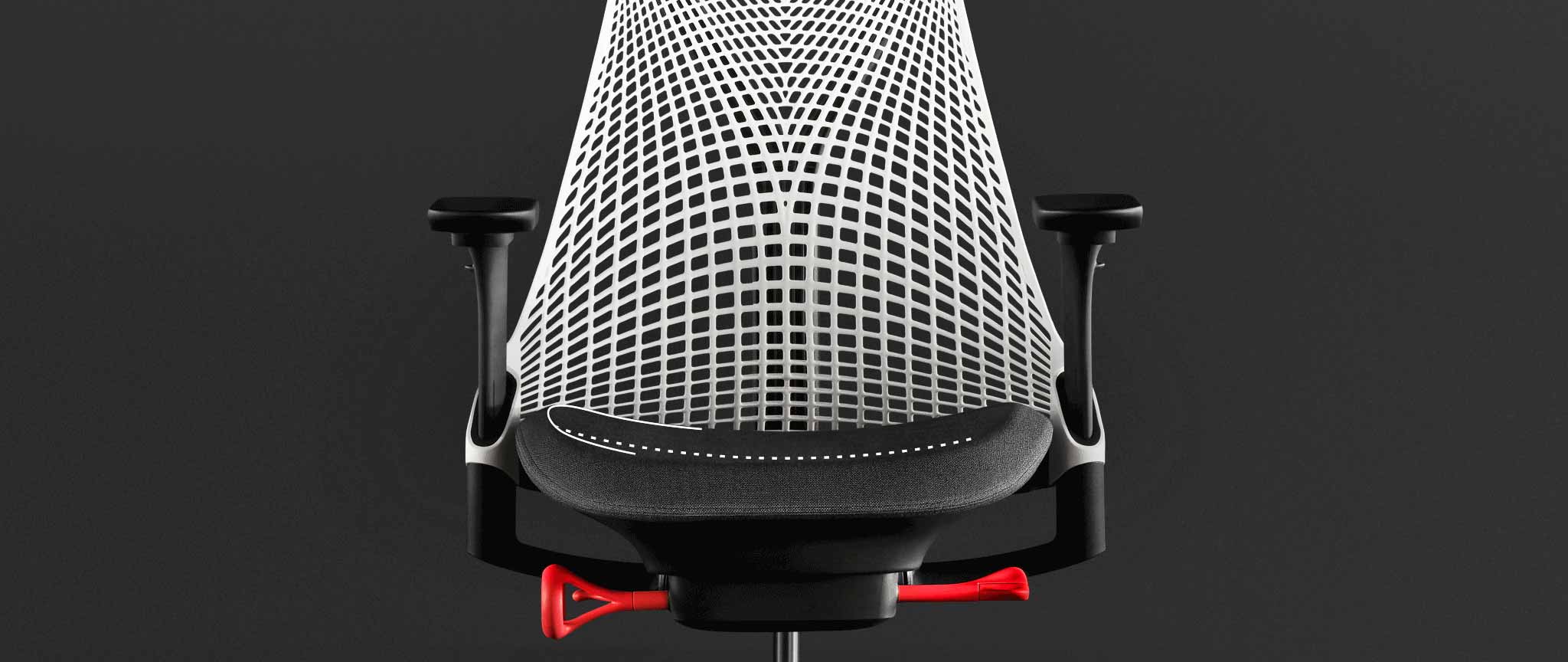 Vista frontal de una silla de juego Sayl blanca y negra de Herman Miller, superpuesta con gráficos blancos que destacan el cojín contorneado del asiento.