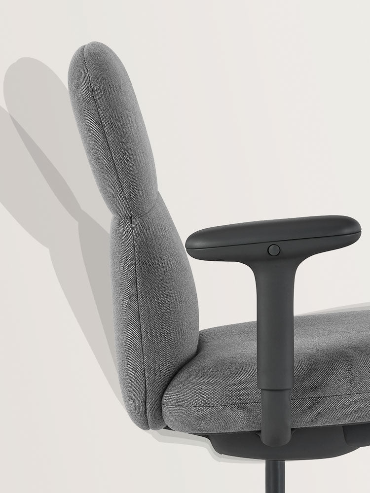 Vista lateral de una silla de oficina Asari gris de Herman Miller, que muestra el mecanismo de inclinación autoajustable.