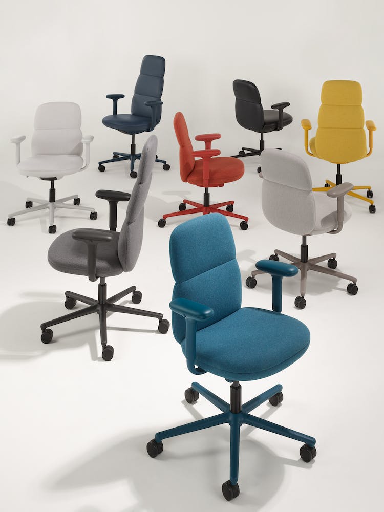 Ocho sillas de oficina Asari de Herman Miller en gris, amarillo, rojo y azul, mostrando la gama de colores disponibles.
