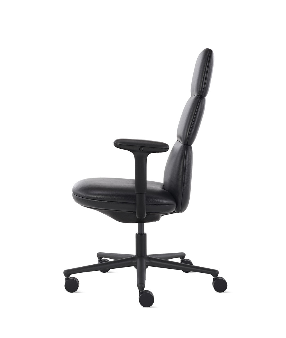 Silla Asari con respaldo alto raven en cuero negro