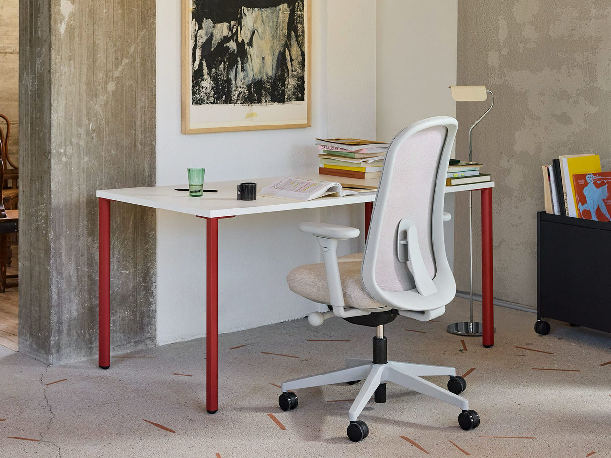 Una oficina en casa luminosa que cuenta con una silla ergonómica Herman Miller Lino y un escritorio OE1.
