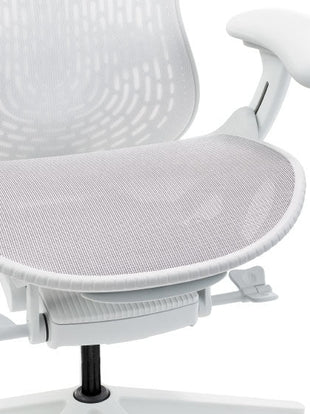 Primer plano de una silla de oficina Mirra 2 blanca de Herman Miller, mostrando el asiento de suspensión transpirable.