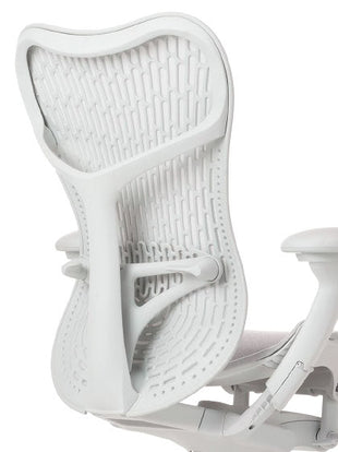 Vista trasera de una silla de oficina Mirra 2 blanca de Herman Miller, mostrando el respaldo.