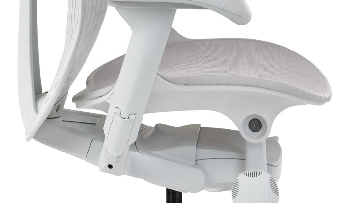 Vista lateral de una silla de oficina Mirra 2 blanca de Herman Miller, mostrando la función de inclinación.