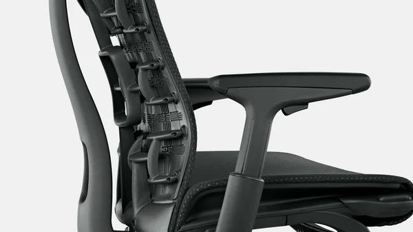 Primer plano de una silla de oficina Embody blanca y azul de Herman Miller, mostrando la parte trasera del respaldo.