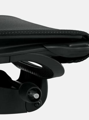 Detalle de una silla de oficina Embody blanca y gris de Herman Miller, mostrando el ajuste de inclinación.