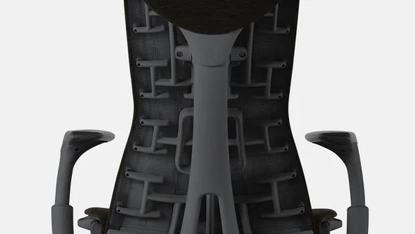 Primer plano de una silla de oficina Embody negra y gris de Herman Miller, mostrando la parte trasera del respaldo.