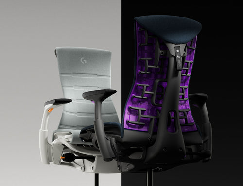 Dos sillas para videojuegos Embody de Herman Miller enfrentadas entre sí en colores naranja grisáceo Ignite y azul púrpura Nova.