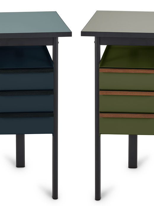 Vista frontal de dos escritorios Mode de Herman Miller en azul y verde, mostrando la gama de colores disponibles.