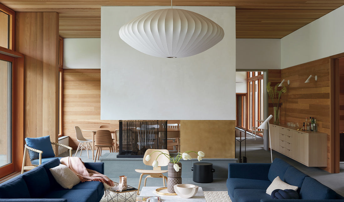 Una luminosa sala de estar de estilo moderno de mediados de siglo con una gran pantalla de lámpara colgante Bubble de George Nelson.