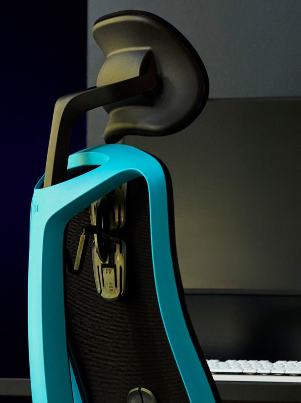Primer plano de una silla de juego Vantum azul y negra de Herman Miller, mostrando el armazón de la silla.