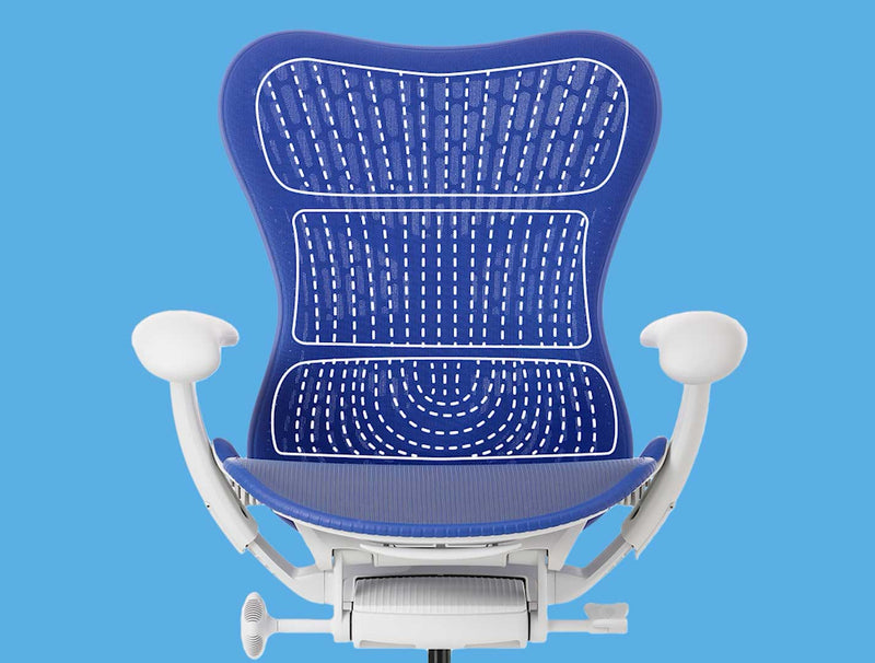 Vídeo de una silla de oficina Mirra 2 de Herman Miller, azul y blanca, de frente con gráficos blancos superpuestos, que destacan su respaldo ergonómico.