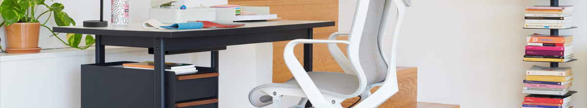 Escritorio Mode con almacenamiento en negro con respaldo bajo Cosm en blanco mineral