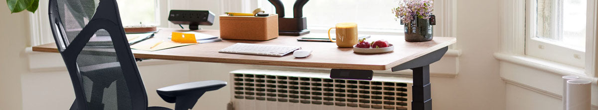 Silla de oficina de respaldo medio Cosm con escritorio sit-stand Jarvis en negro con superficie de bambú