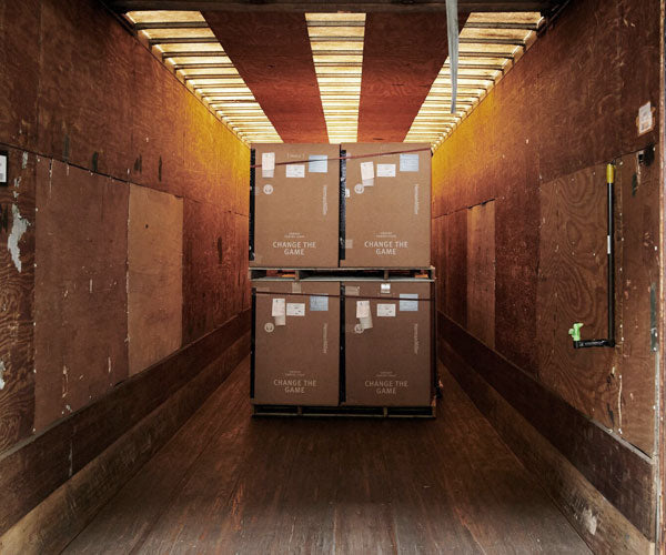 Foto de la prueba de transporte que muestra las sillas embaladas y empaquetadas en un contenedor de envío. Se dejan caer las cajas reproduciendo el proceso de envío para garantizar que todas las sillas Herman Miller llegan en perfecto estado.