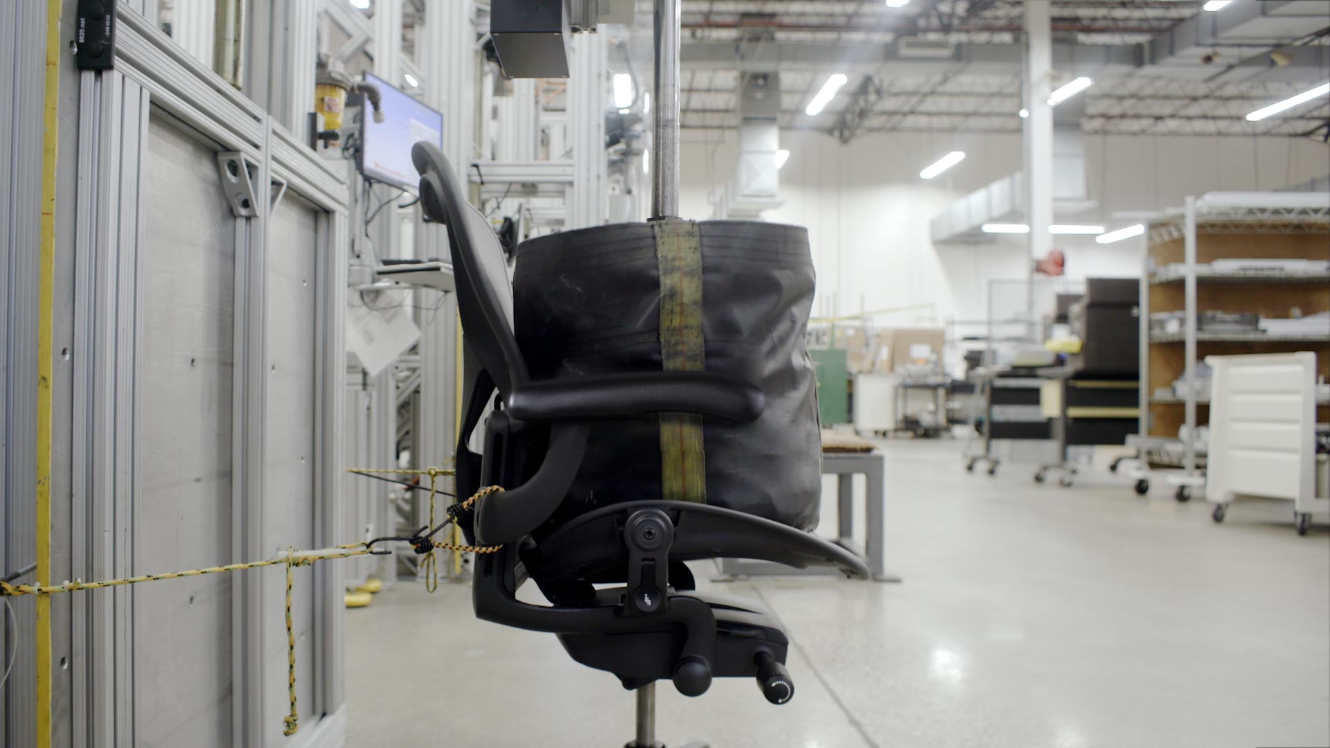 Breve vídeo del laboratorio de pruebas de Herman Miller que muestra las diferentes pruebas a las que se someten todas las sillas de oficina.