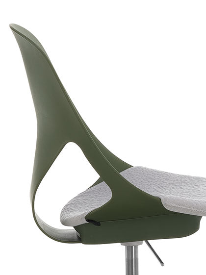 Vista lateral de una silla de oficina Zeph verde de Herman Miller con un cojín de asiento gris, mostrando el contorno del asiento y el respaldo.