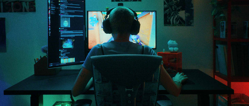 Jugadores profesionales que utilizan las sillas y accesorios gaming ergonómicos de Herman Miller.
