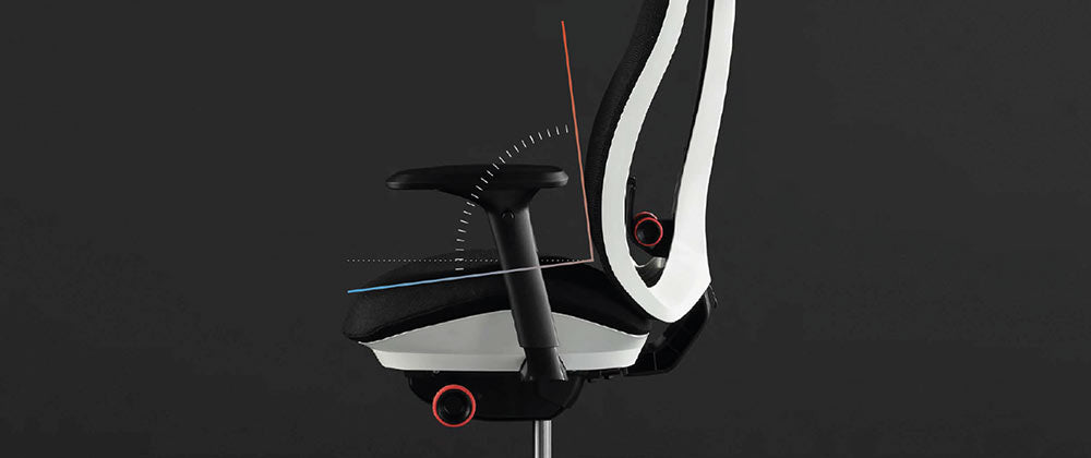 Vista lateral de una silla de juegos Vantum blanca y negra de Herman Miller, superpuesta con gráficos blancos que resaltan el ángulo del asiento y el respaldo.