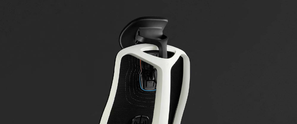 Vista trasera de una silla de juego Vantum blanca y negra de Herman Miller, superpuesta con gráficos blancos que destacan el respaldo y el reposacabezas.