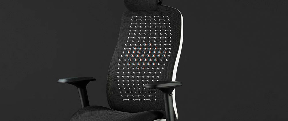 Vista frontal de una silla de juego Vantum blanca y negra de Herman Miller, superpuesta con gráficos blancos que destacan el material de suspensión.