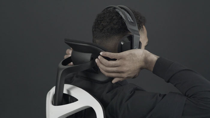 Vídeo de una persona sentada en una silla de juegos Vantum blanca y negra de Herman Miller, acercándose por detrás de la silla para ajustar el reposacabezas.