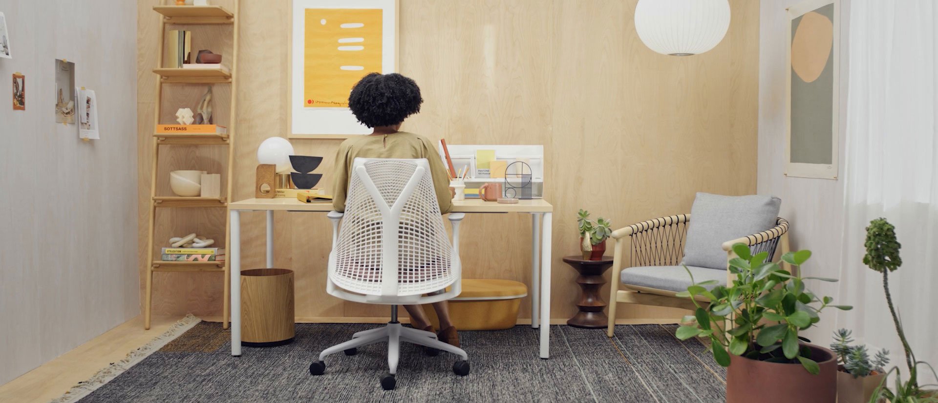 Vídeo de diferentes oficinas con diferentes personas, con primeros planos de las sillas y los escritorios que se utilizan