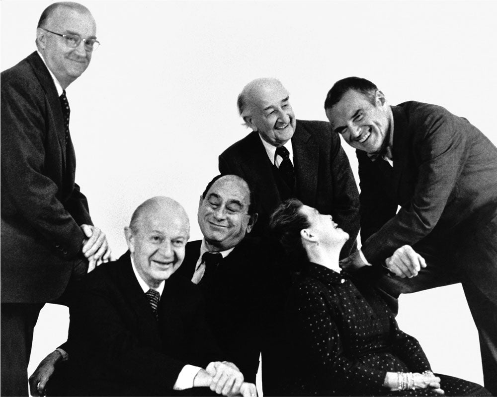 Fotografía en blanco y negro del fundador de Herman Miller, D. J. De Pree, con el director de diseño George Nelson y los diseñadores que contrataron: Robert Propst, Alexander Girard y Ray y Charles Eames.