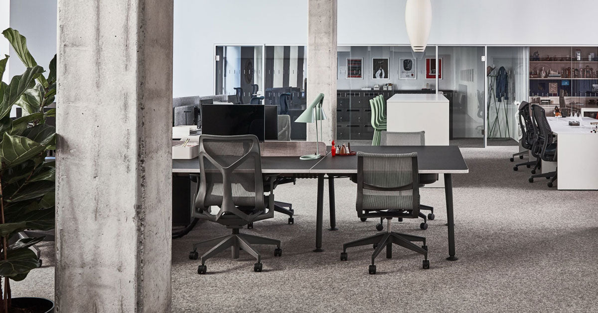 Dentro de la sala de exposición de París con las sillas de oficina Cosm, Setu y Embody de Herman Miller en diferentes configuraciones con escritorios.