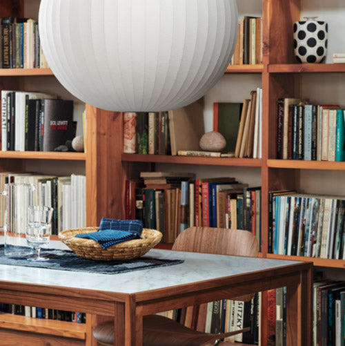 Comedor con lámpara colgante Nelson Ball Bubble.