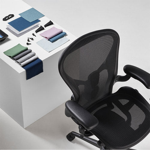 Silla de oficina Herman Miller Aeron en grafito, fabricada con materiales sostenibles.