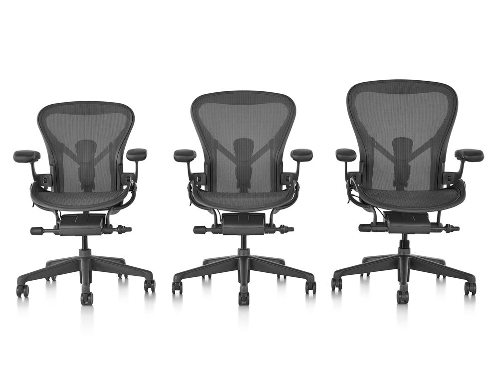 Gama Aeron de Herman Miller en grafito, mostrando los tres tamaños diferentes: A, B y C.