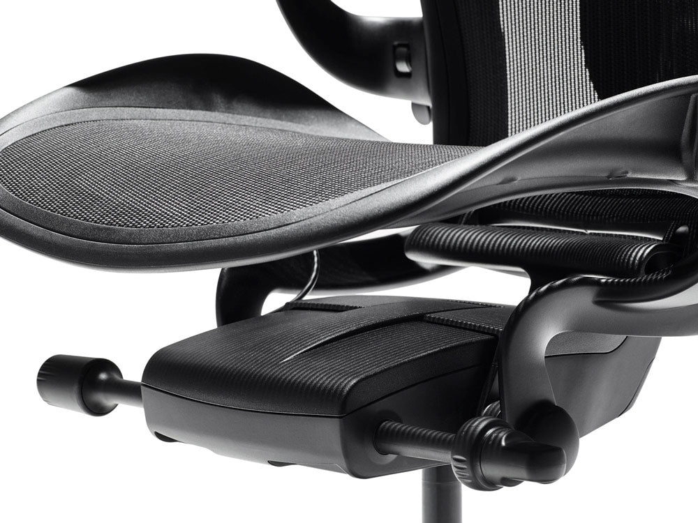 Primer plano de la silla de oficina Aeron, mostrando los mecanismos de ajuste debajo del asiento.
