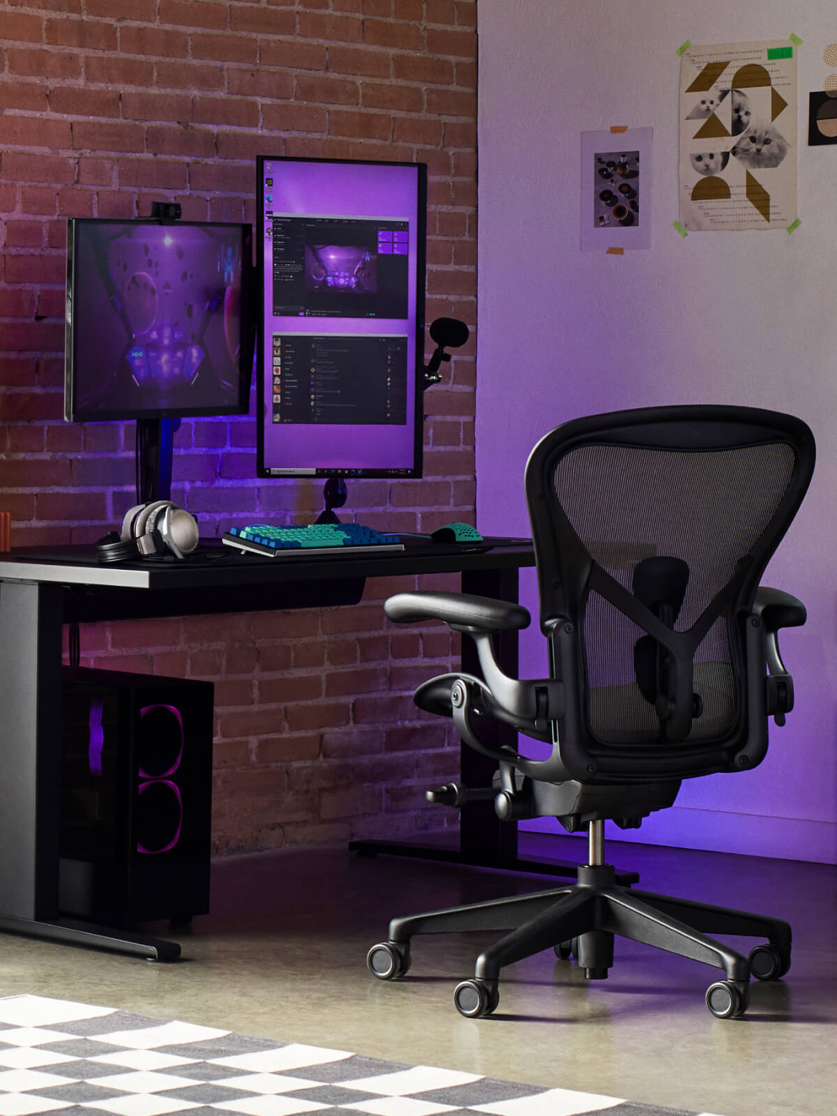 Equipo de juego de Electra: silla para juegos Aeron en negro ónix y escritorio para juegos Nevi en negro