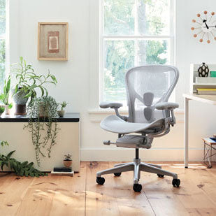 Oficina en casa con una silla de oficina Aeron en color blanco mineral delante de un escritorio OE1 de altura fija en color blanco.