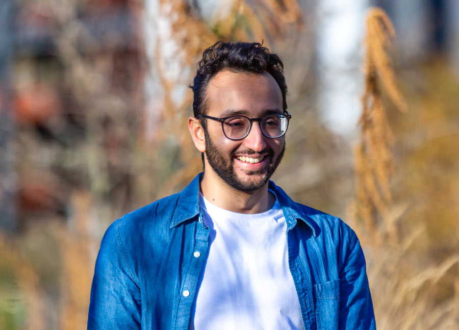Foto alegre de Ali Abdaal al aire libre