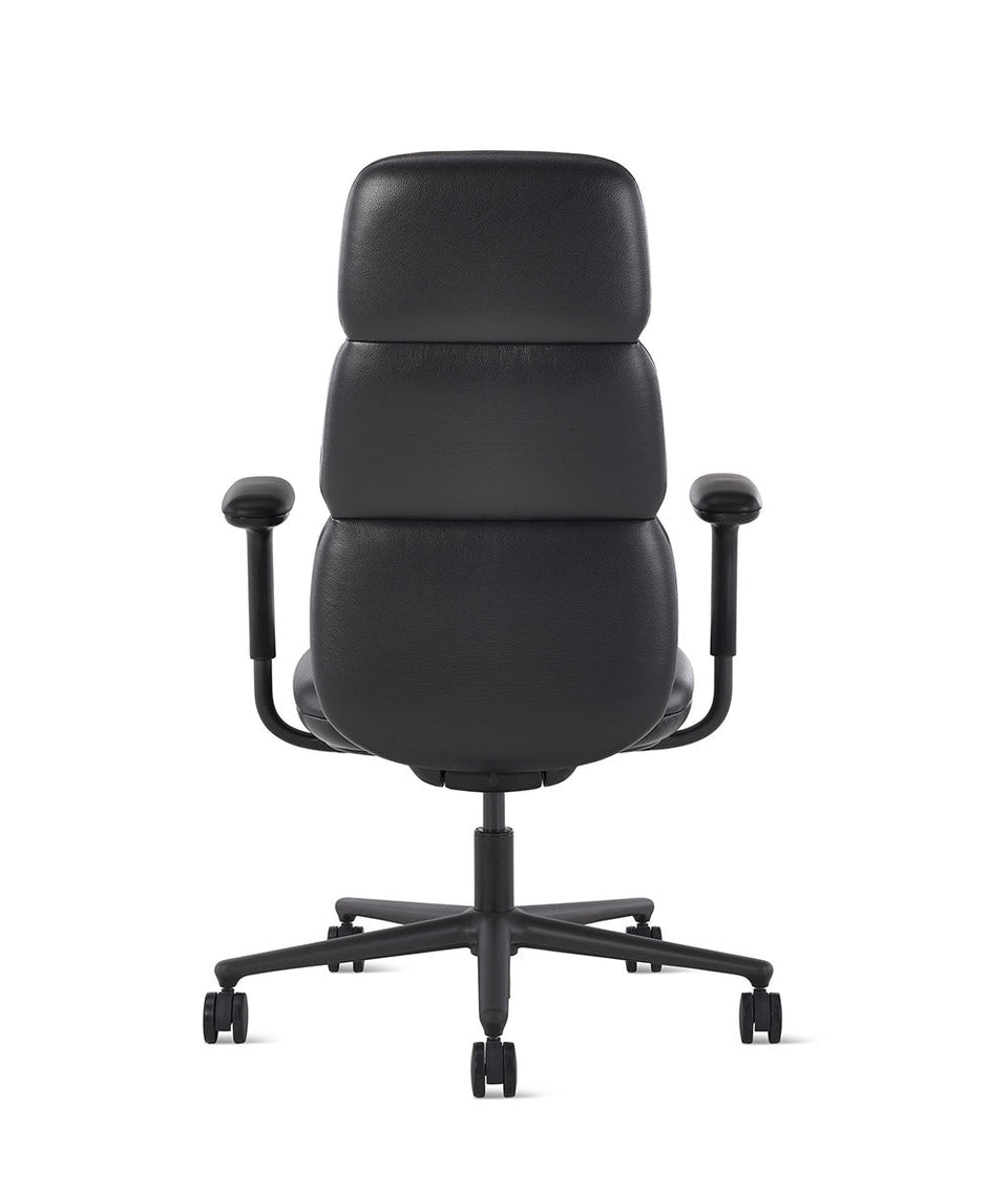 Silla Asari con respaldo alto raven en cuero negro