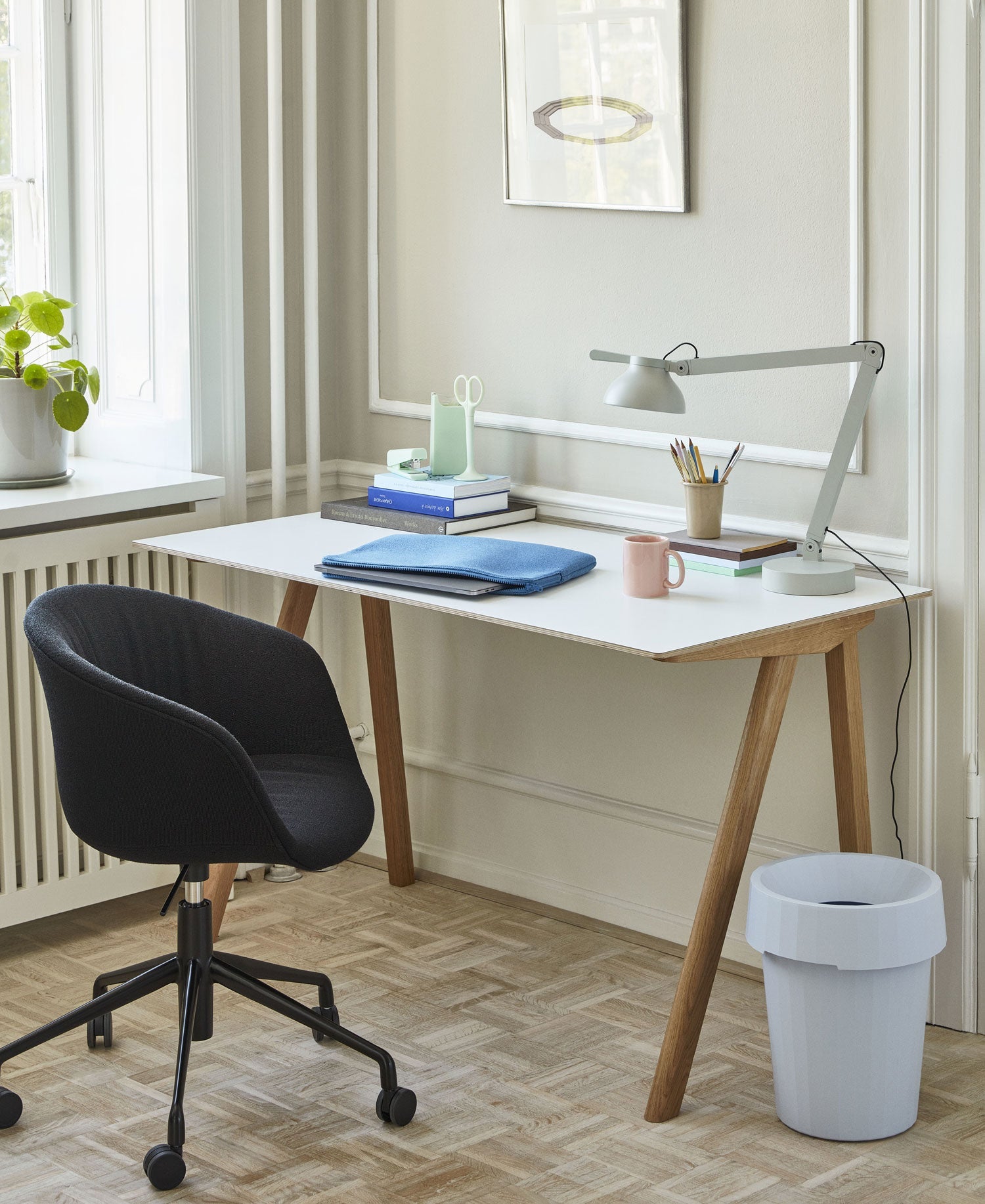 Oficina en casa con escritorio Hay copenhague 90 en roble con superficie blanca
