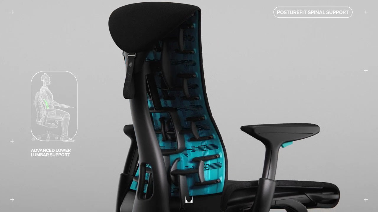 Vista lateral de la silla gaming Logitech Embody en negro y cian, superpuesta con un pequeño dibujo lineal de la silla con el contorno de una persona sentada y las palabras «Advanced Lower Lumbar Support» (soporte lumbar avanzado) a la izquierda y «Posturefit Spinal Support» (soporte espinal) en la parte superior derecha de la imagen