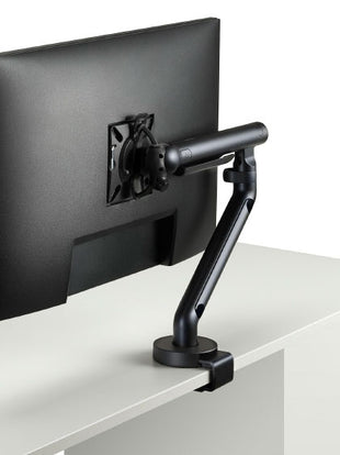 Vista lateral de un brazo para monitor Flo blanco de CBS, que muestra la amplia gama de movimientos.