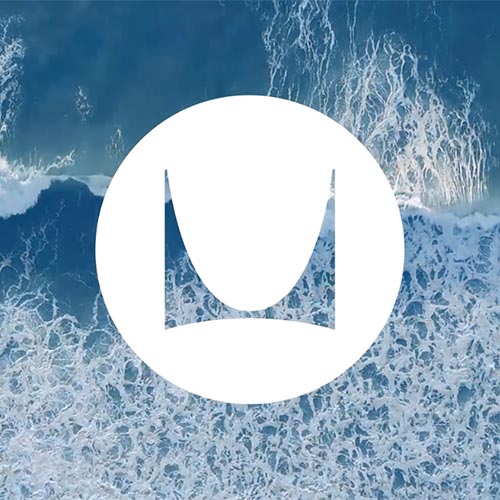 Imagen de olas del mar con el logotipo blanco de Herman Miller.