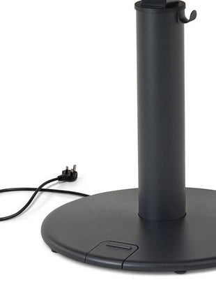Una mesa Sit Stand OE1 de Herman Miller en color negro con enchufe eléctrico.