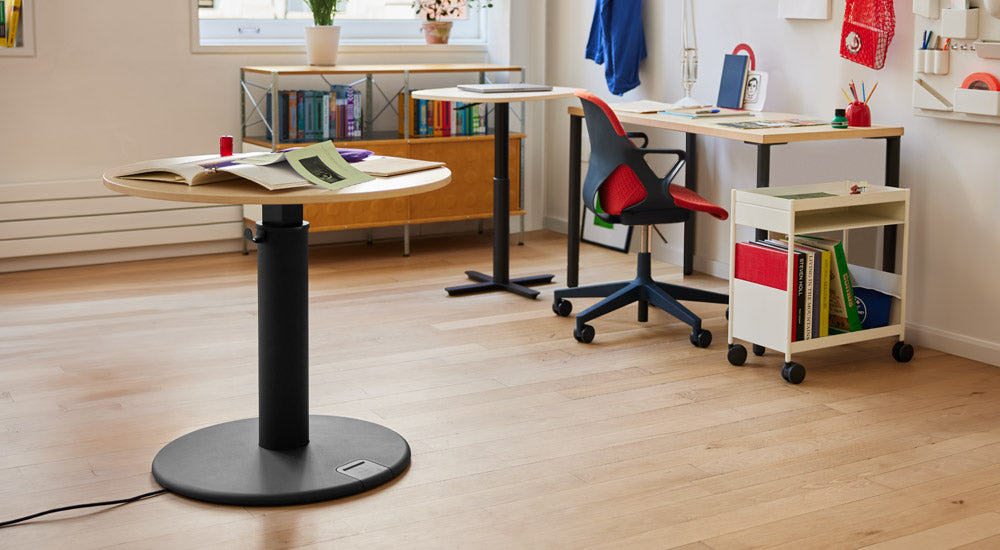 Un escritorio Sit Stand OE1 de Herman Miller como parte de una acogedora oficina en casa.