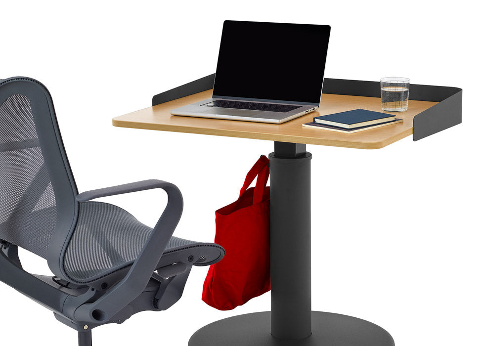 Silla de escritorio Cosm de Harman Miller y escritorio OE1 Sit To Stand con pantalla envolvente.