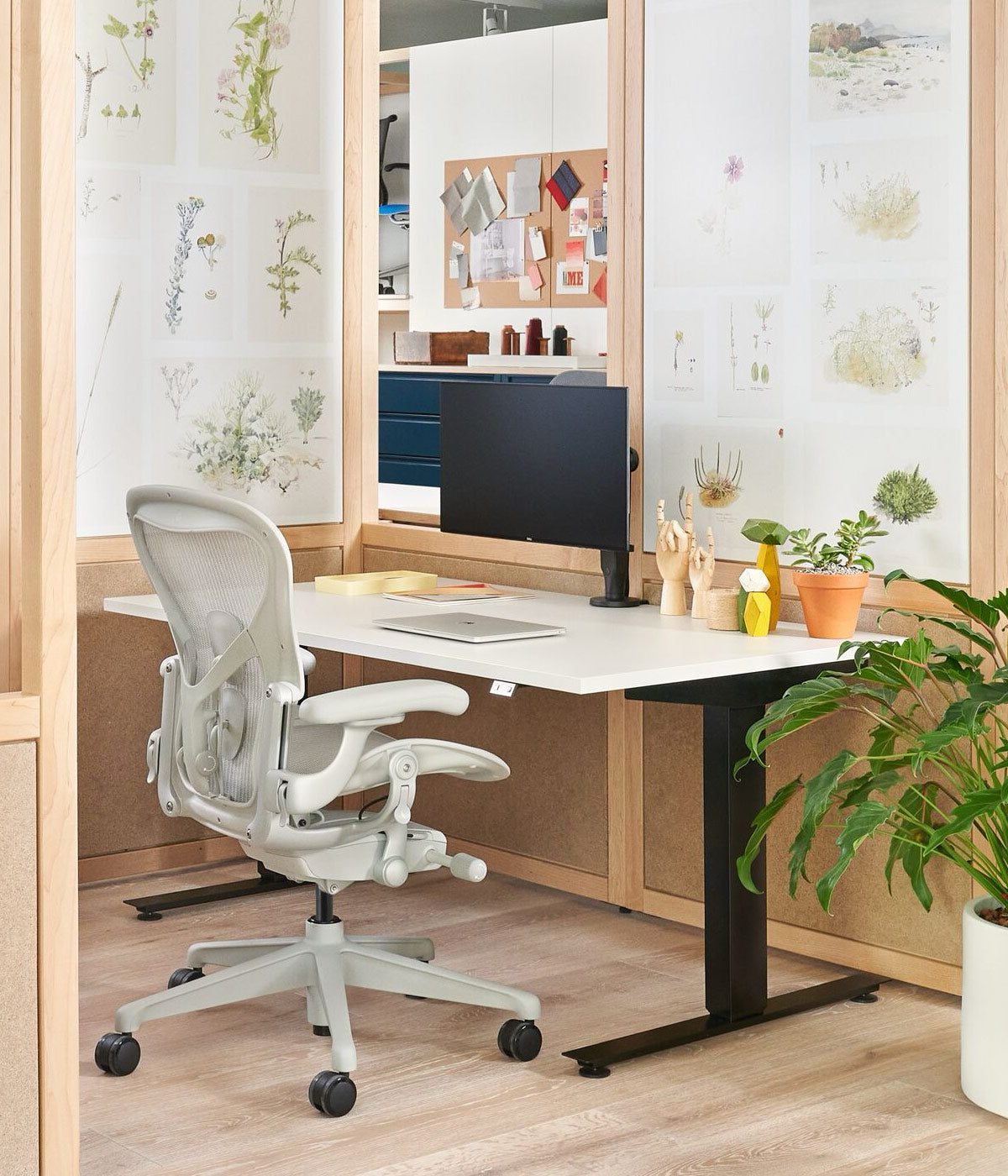 Oficina en casa con silla de oficina Aeron en blanco mineral y escritorio Nevi con patas negras y tablero blanco.