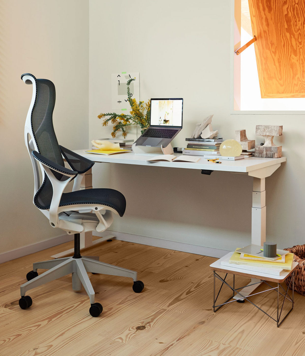 Oficina en casa con escritorio Nevi para trabajar sentado o de pie en color blanco con respaldo alto Cosm en blanco alpino y azul noche.